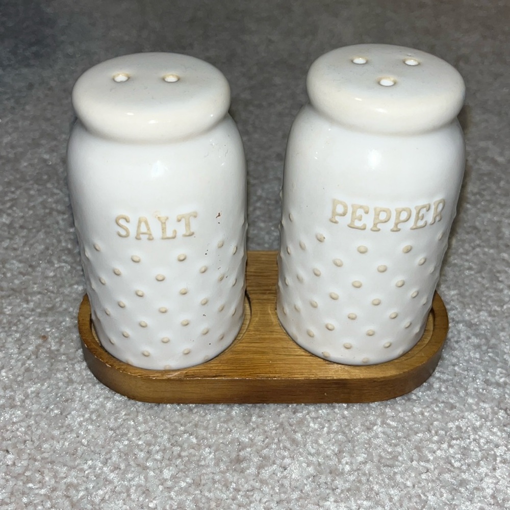 cute salt and pepper shaker set!